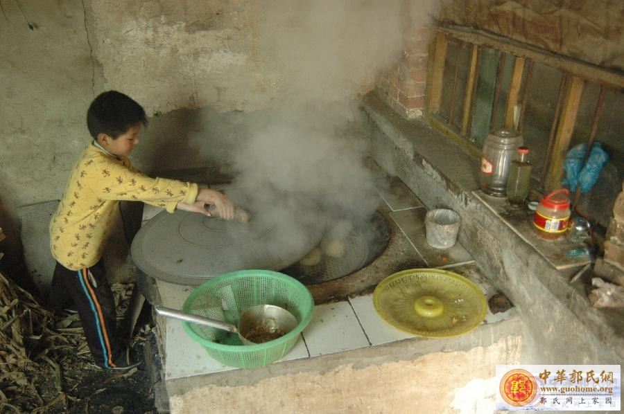 4月29日，白广春在烧火做午饭。