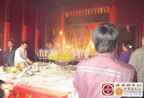 外出宗亲回来祭祖 (7).jpg