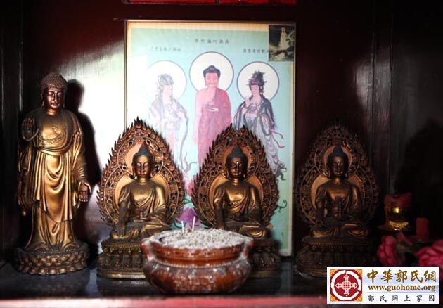 周凤臣老人每天供佛烧香，吃素念佛，几十年都不曾间断，而且老人家一生乐善好施，助人为乐