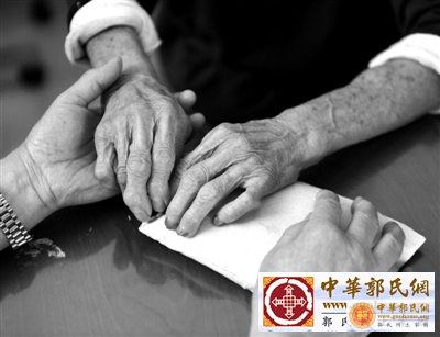 常年的风湿病造成李秀英老人的手指骨变形