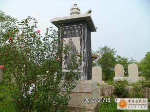 纪念碑后面（东面）