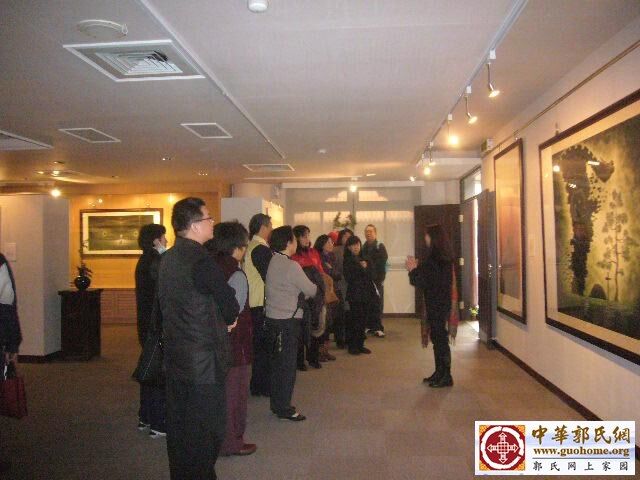 7郭关禅画全球巡回佛光山展 工作人员导览.JPG