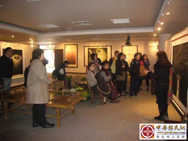12郭关禅画全球巡回佛光山展 工作人员导览.JPG