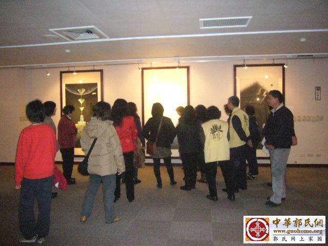 23郭关禅画全球巡回佛光山展 工作人员导览.JPG