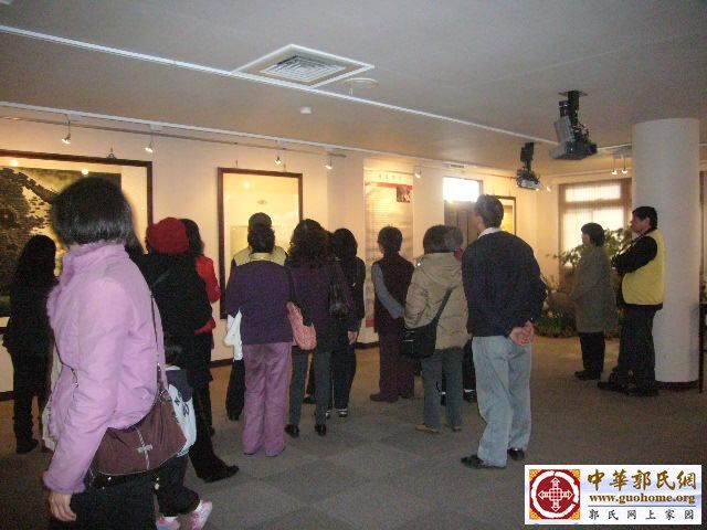 25郭关禅画全球巡回佛光山展 工作人员导览.JPG