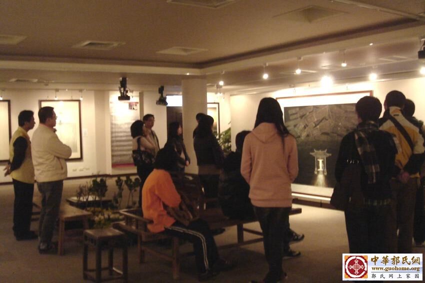 33郭关禅画全球巡回佛光山展 工作人员导览.JPG