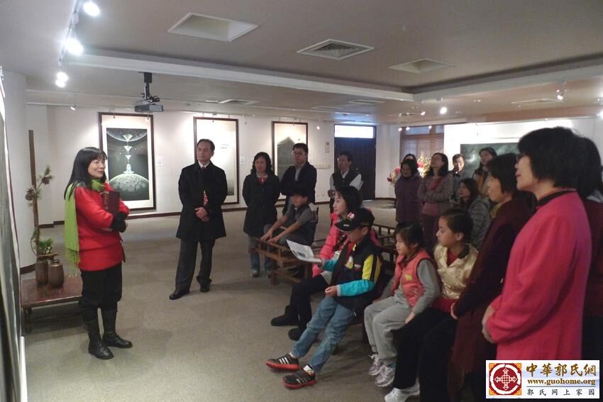 43郭关禅画全球巡回佛光山展 工作人员导览.JPG