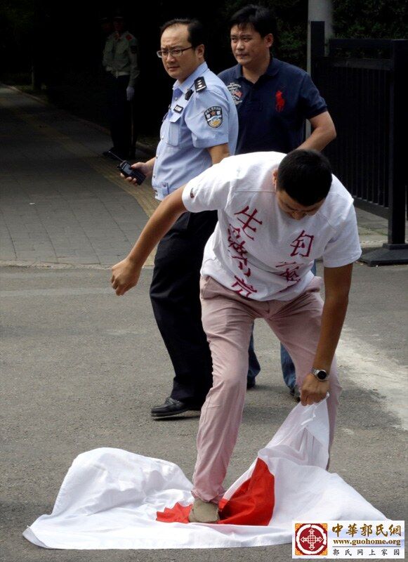 2012年9月11日，北京，日本驻华使馆外，安保人员试图阻止一名欲焚烧日本国旗的男子。5.jpg