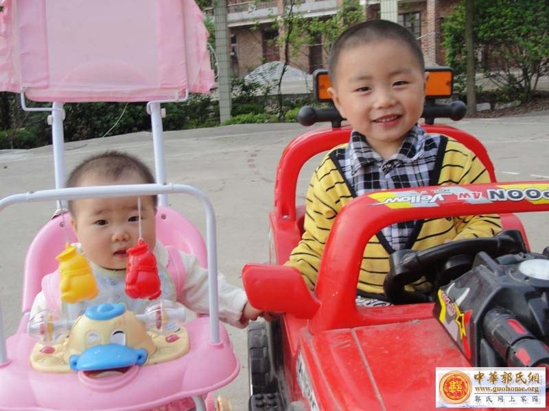 三歲的孫兒大山兄妹倆