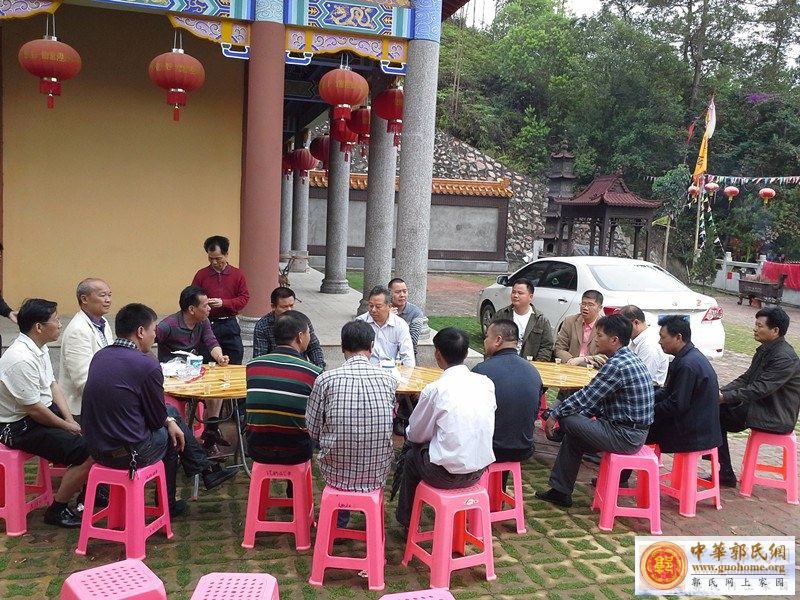 理事会与各村宗亲商讨施工方案