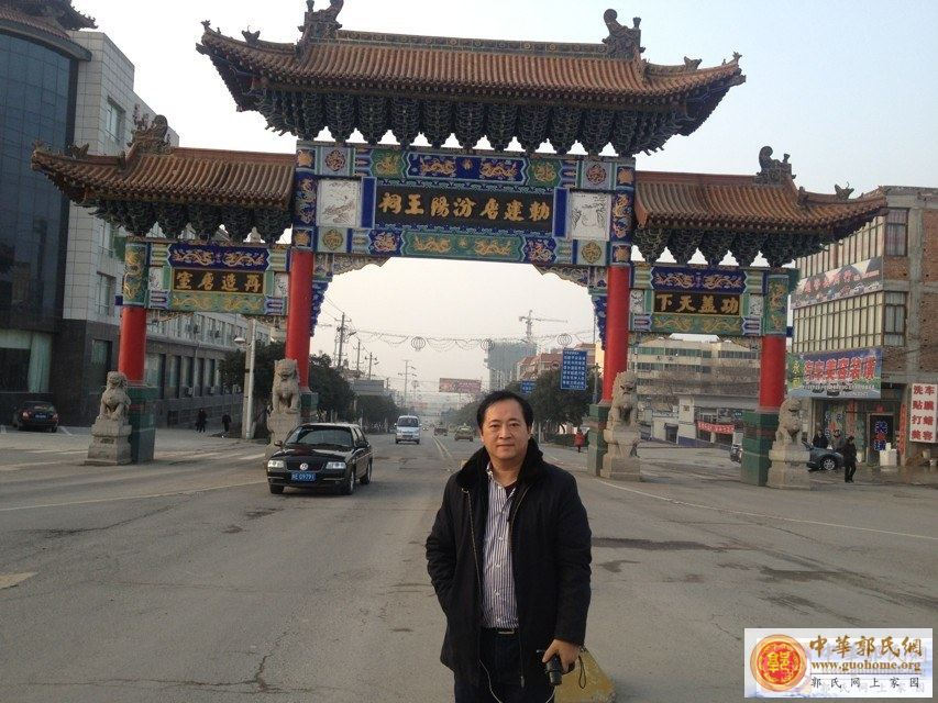 郭杰宗长在子仪公功勋碑前留影