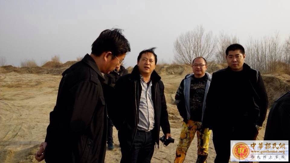 郭军旗在向郭杰宗长介绍子仪公祠堂的修建工作