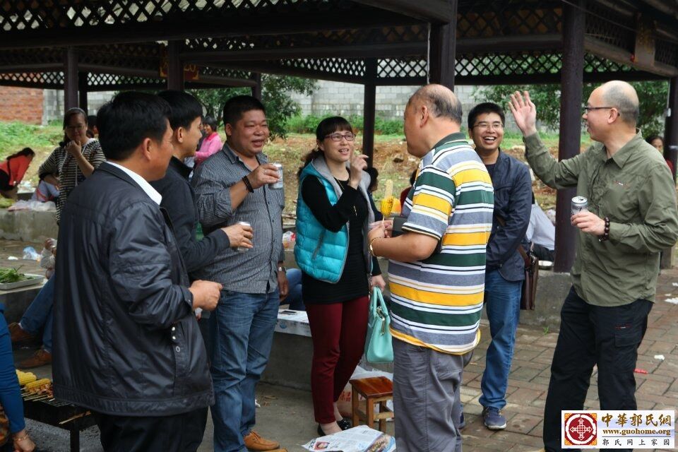 郭广山.郭小文与宗亲交流畅饮