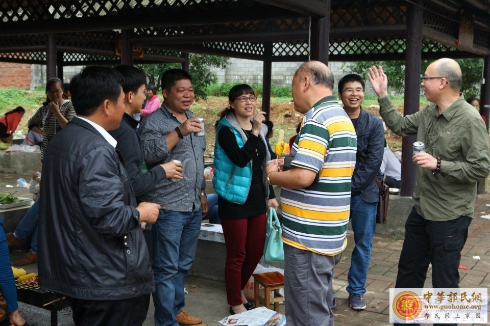 郭广山.郭小文与宗亲交流畅饮
