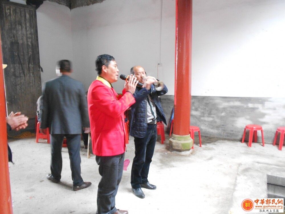 嘴抽烟鼻子吹唢呐