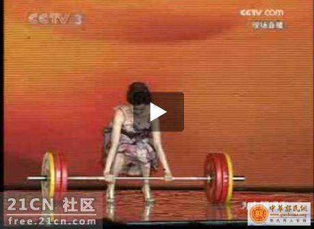 央视现场直播董卿举重走光